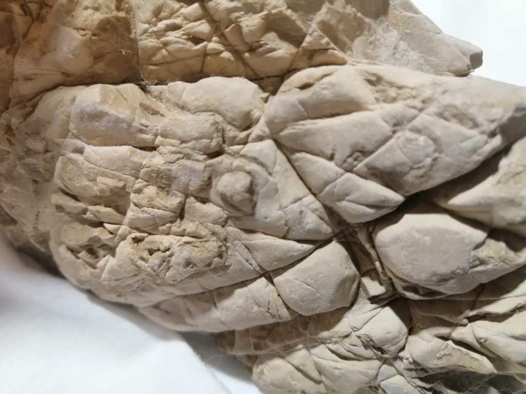 Король артур и меч экскалибур в камне. Достал из камня. Сверхъестественное дин с мечом. Золотоносные речные камни. Достал из камня.